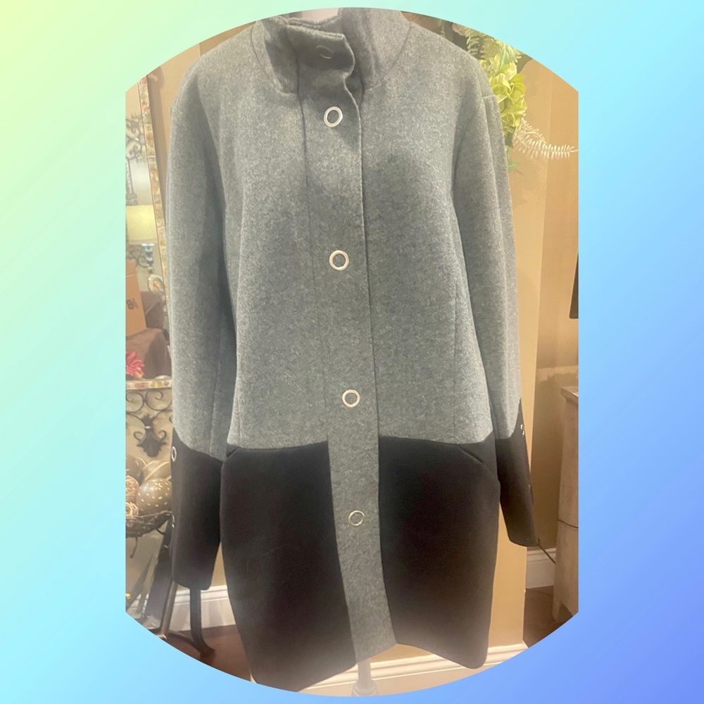 Women’s color block out wear coat.